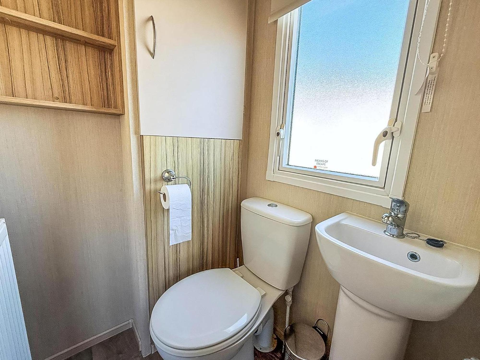 6 Berth Caravan For Hire With Wifi At Seawick Holiday Park In Essex Ref 27025Hv Clacton-on-Sea Buitenkant foto
