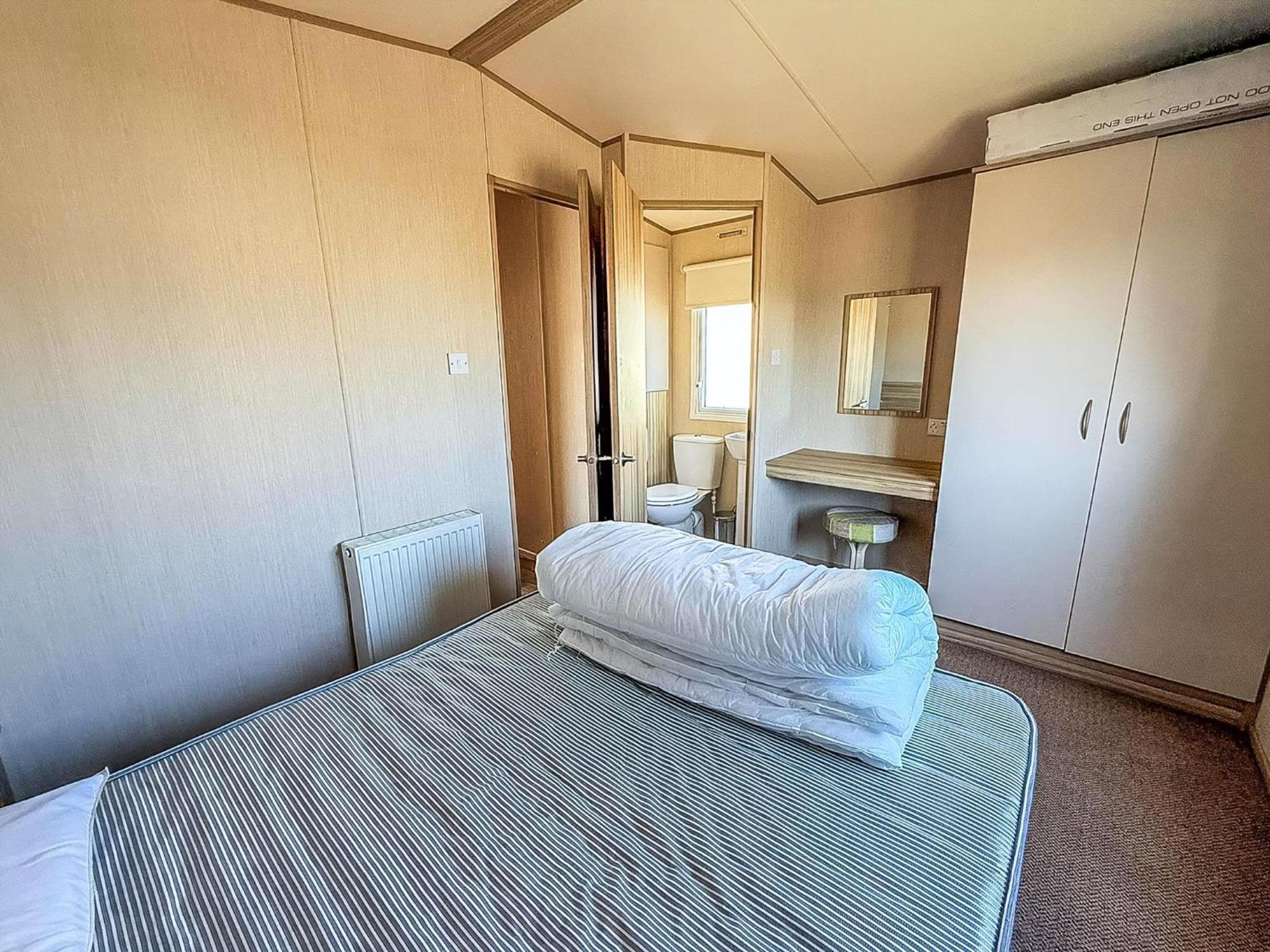 6 Berth Caravan For Hire With Wifi At Seawick Holiday Park In Essex Ref 27025Hv Clacton-on-Sea Buitenkant foto