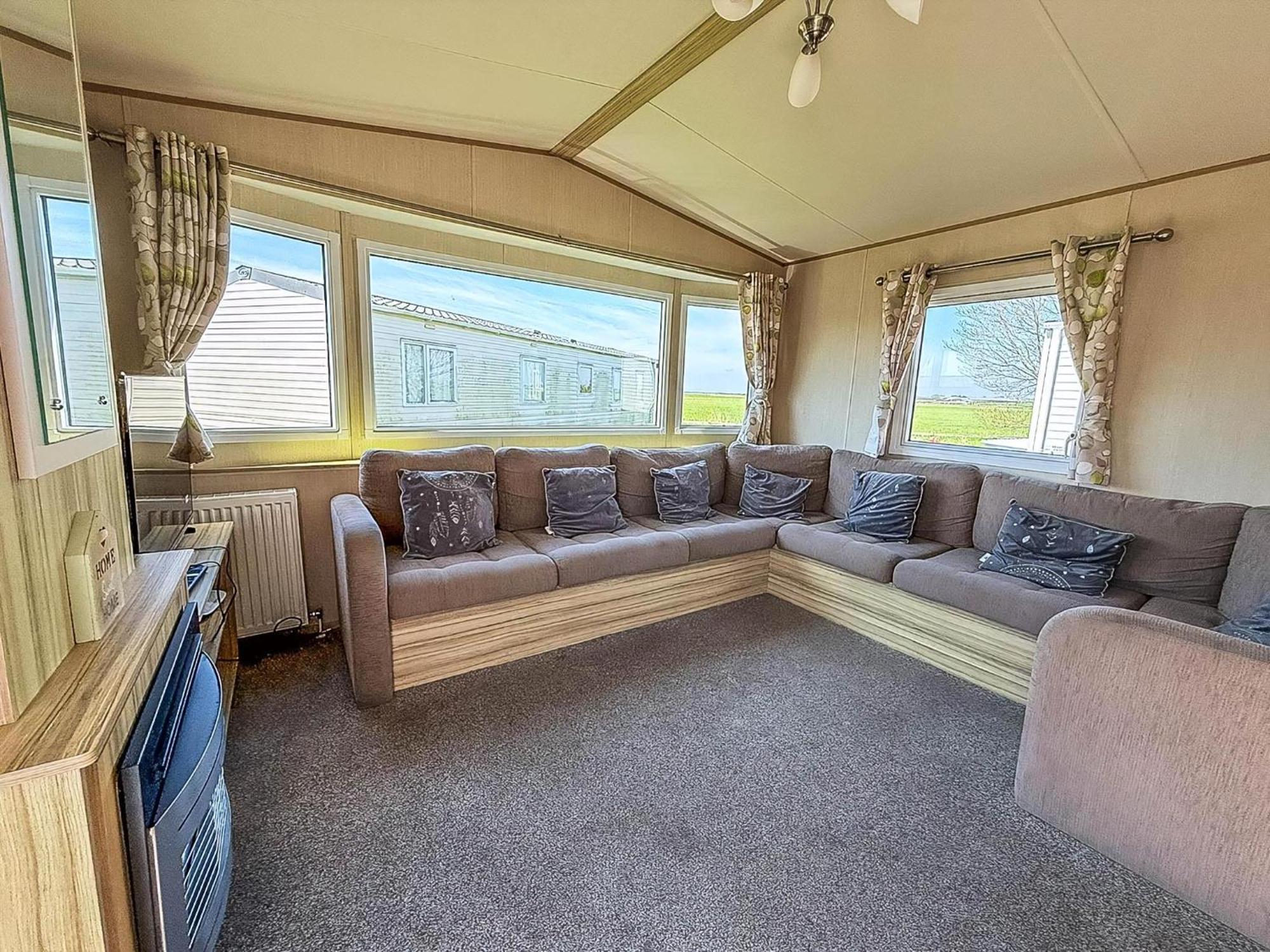 6 Berth Caravan For Hire With Wifi At Seawick Holiday Park In Essex Ref 27025Hv Clacton-on-Sea Buitenkant foto