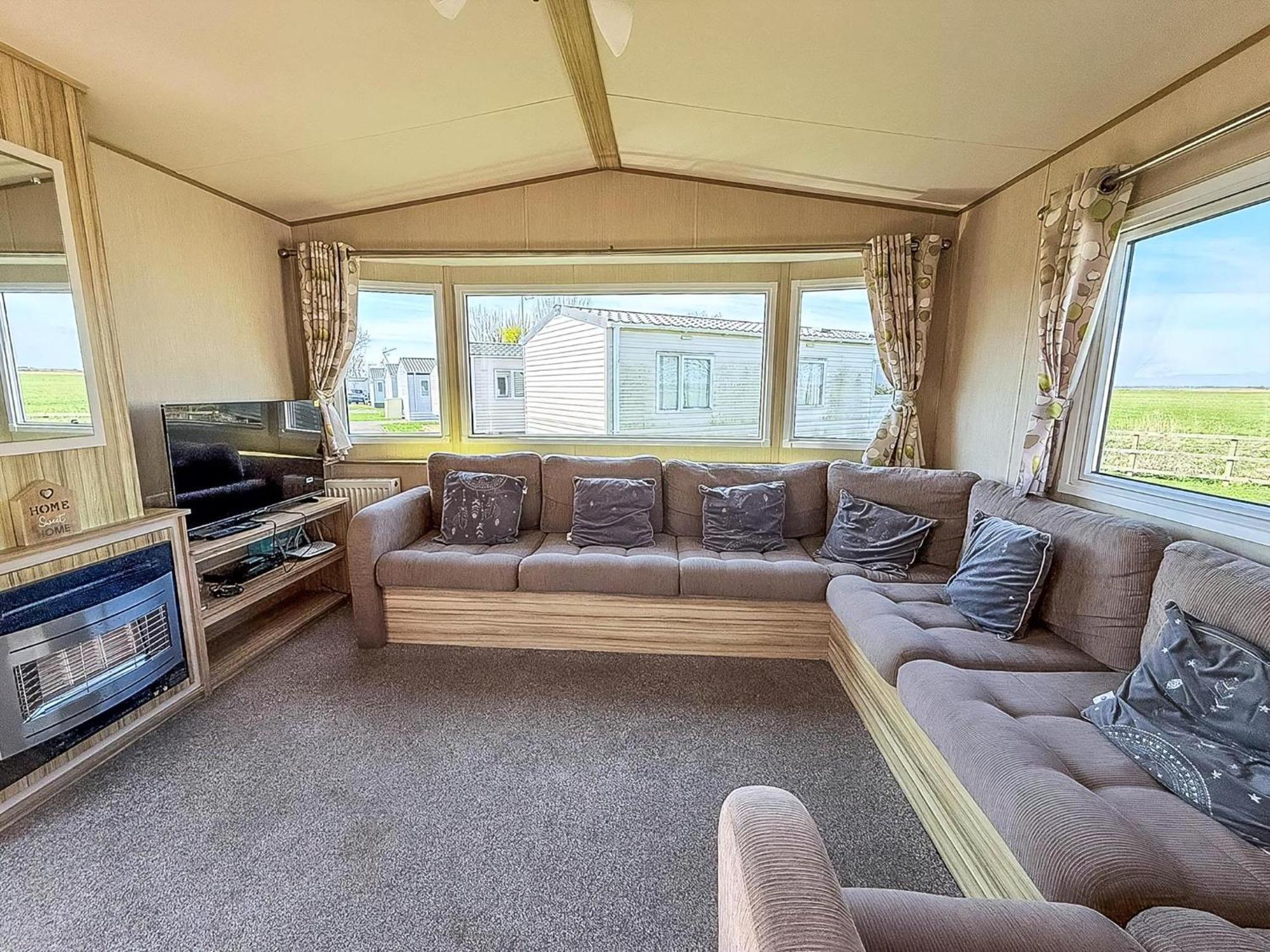 6 Berth Caravan For Hire With Wifi At Seawick Holiday Park In Essex Ref 27025Hv Clacton-on-Sea Buitenkant foto