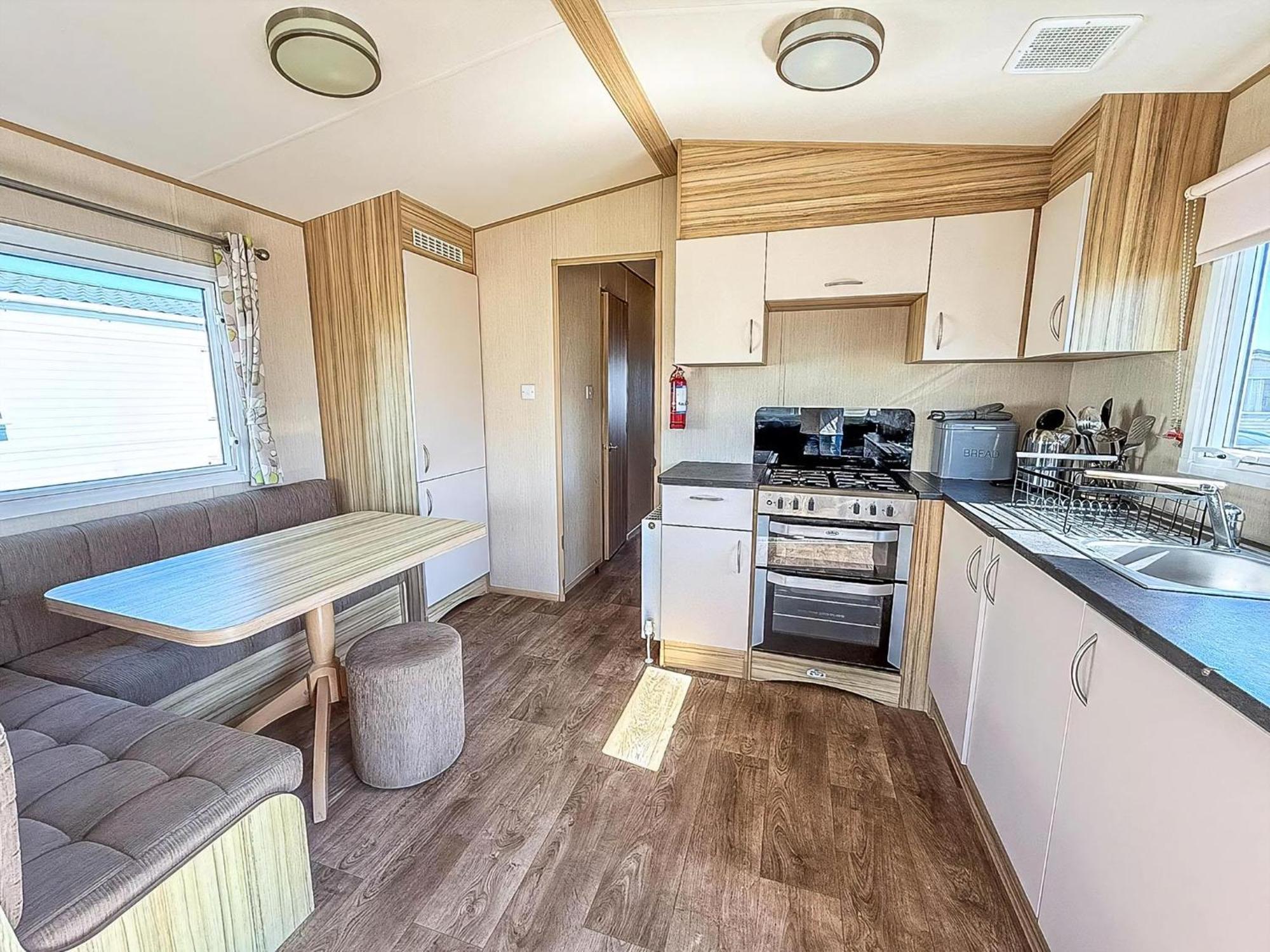 6 Berth Caravan For Hire With Wifi At Seawick Holiday Park In Essex Ref 27025Hv Clacton-on-Sea Buitenkant foto